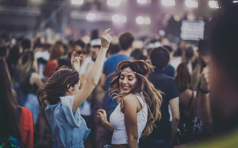 Node - City Guide - Madrid - Eventos: Happy women having fun while dancing on a music festival.